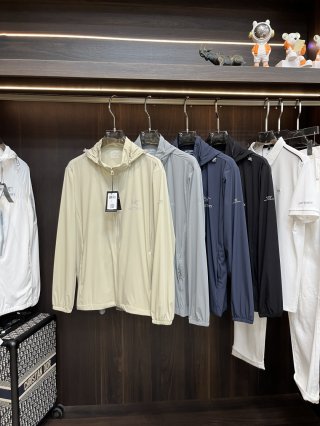 Hoodies & Sweatshirts