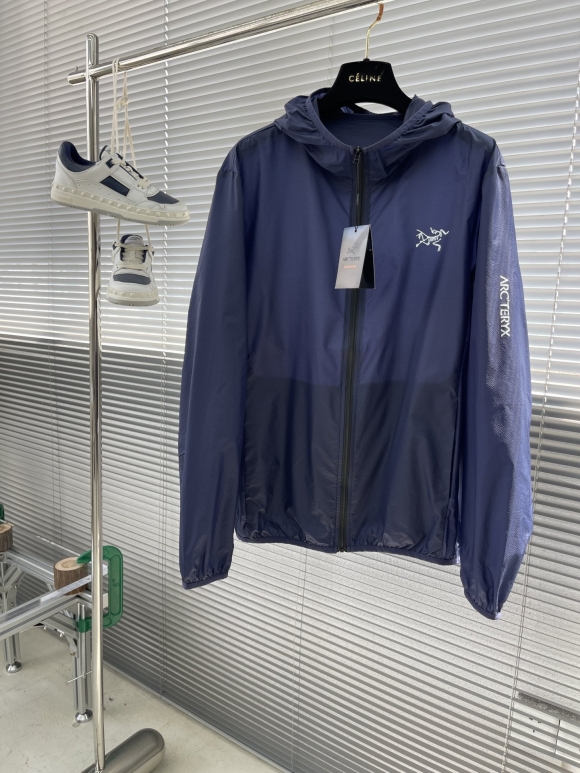 Hoodies & Sweatshirts