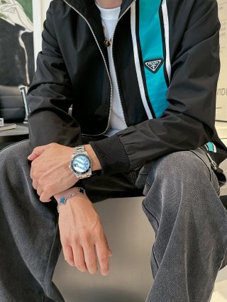 Hoodies & Sweatshirts