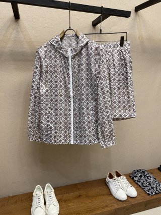 Hoodies & Sweatshirts