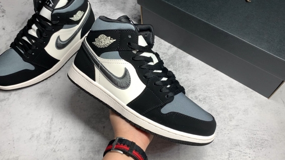 AirJordan1MidSHOES