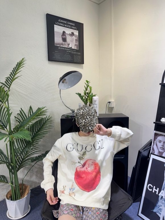 Hoodies & Sweatshirts