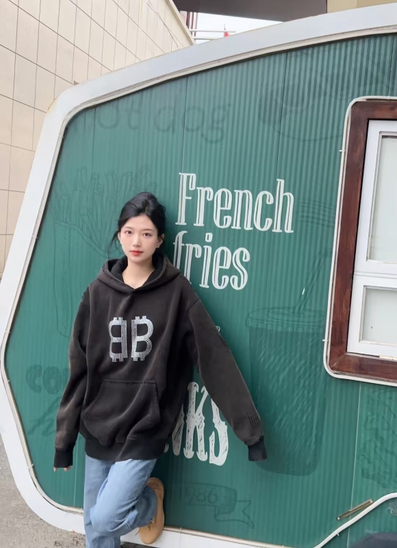 Hoodies & Sweatshirts