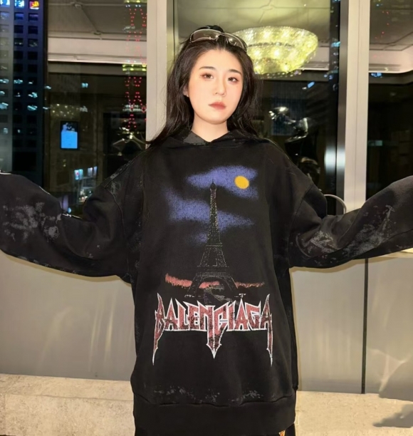 Hoodies & Sweatshirts