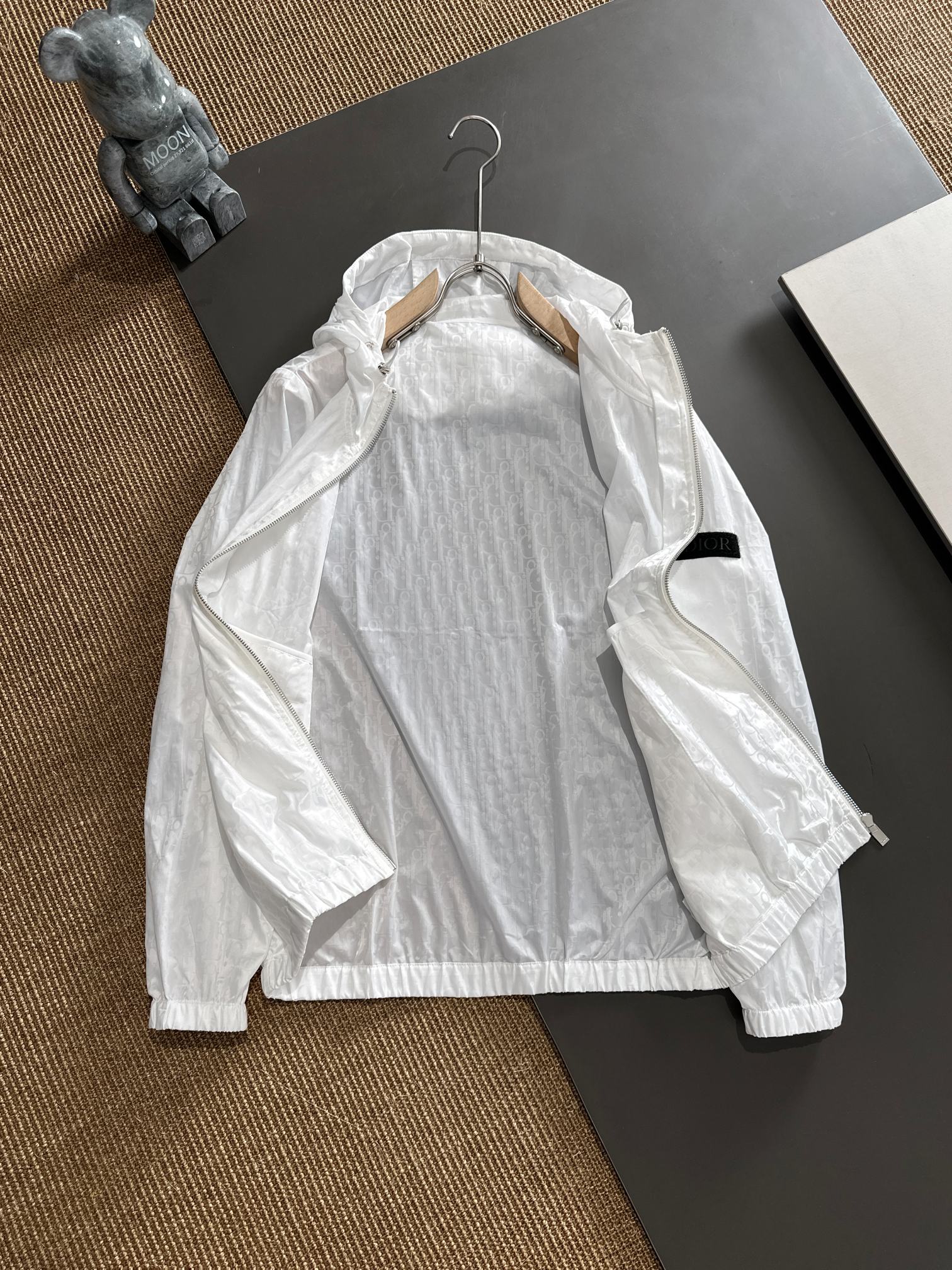 Hoodies & Sweatshirts