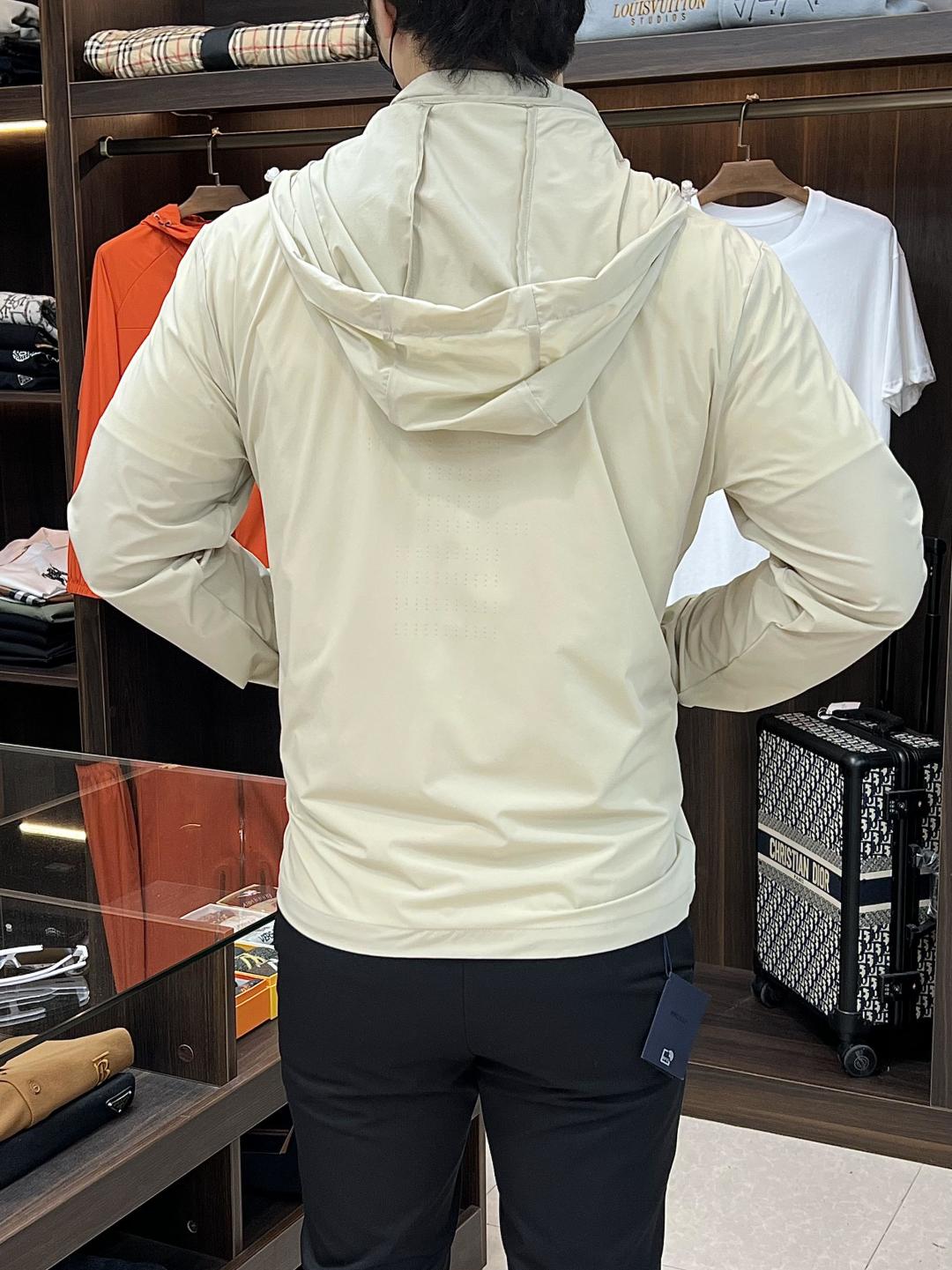 Hoodies & Sweatshirts