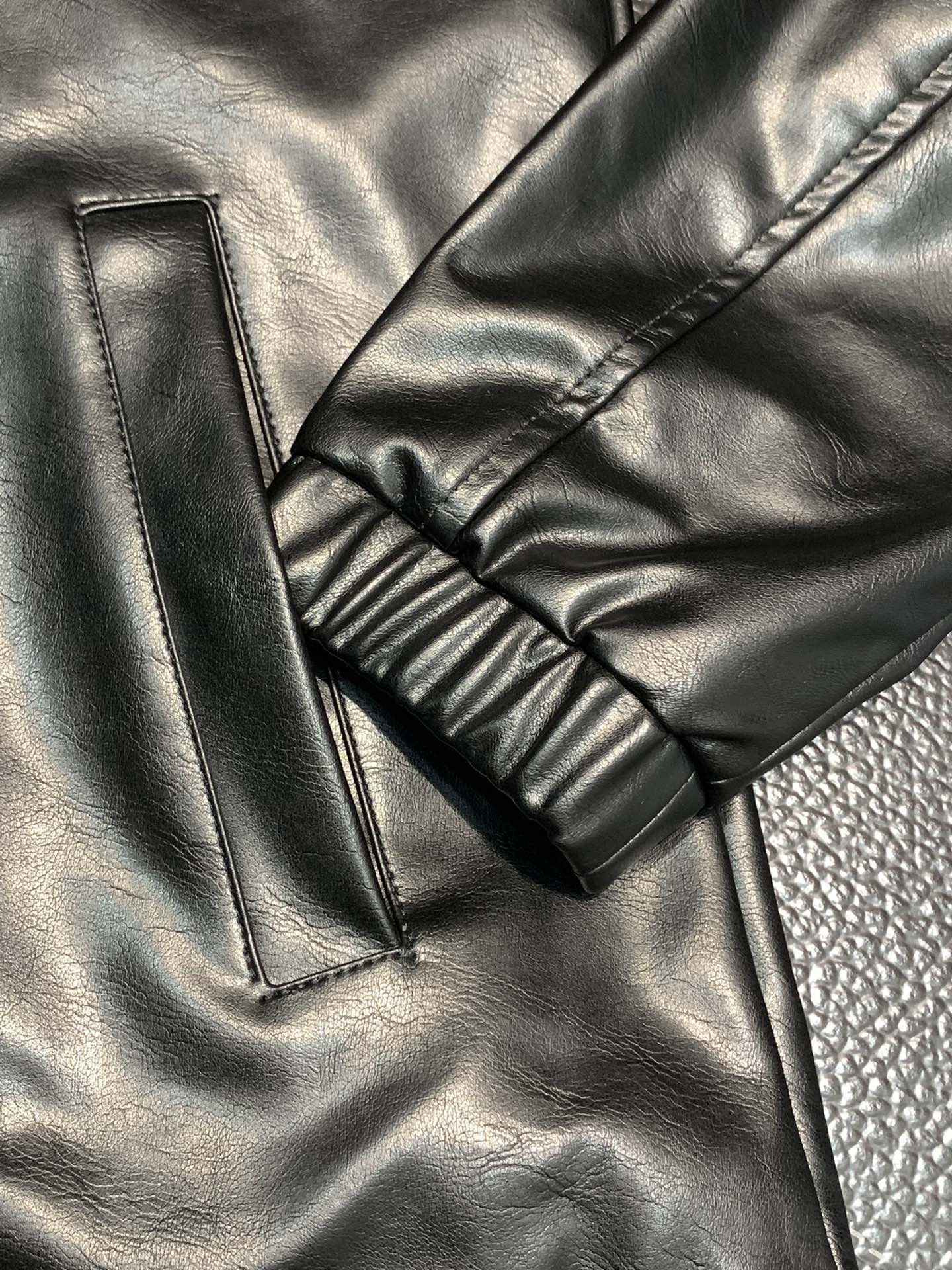 Hoodies & Sweatshirts