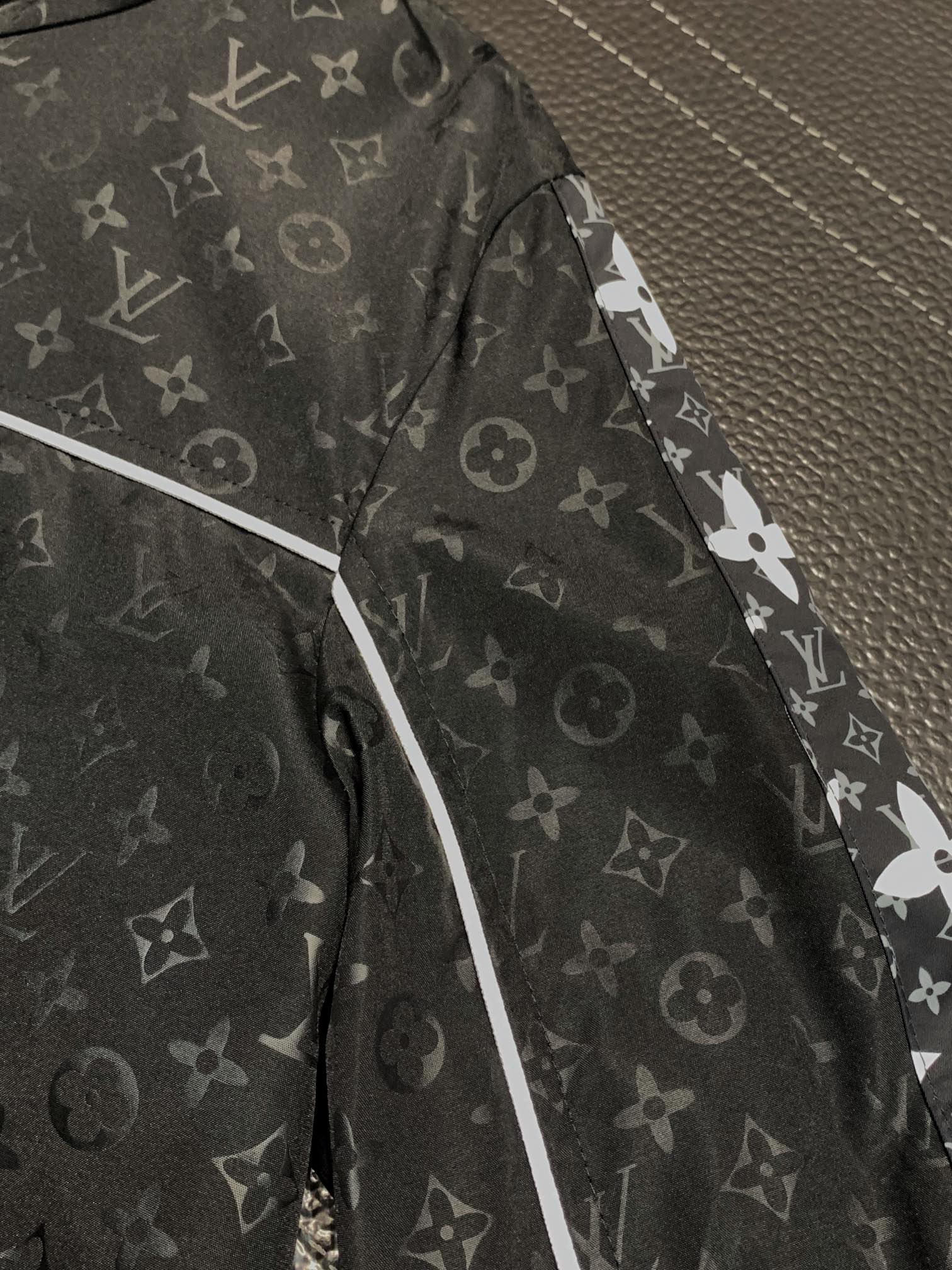 Hoodies & Sweatshirts