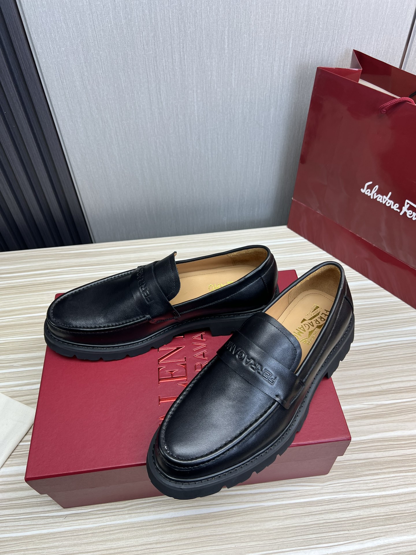 FerragamoSHOES
