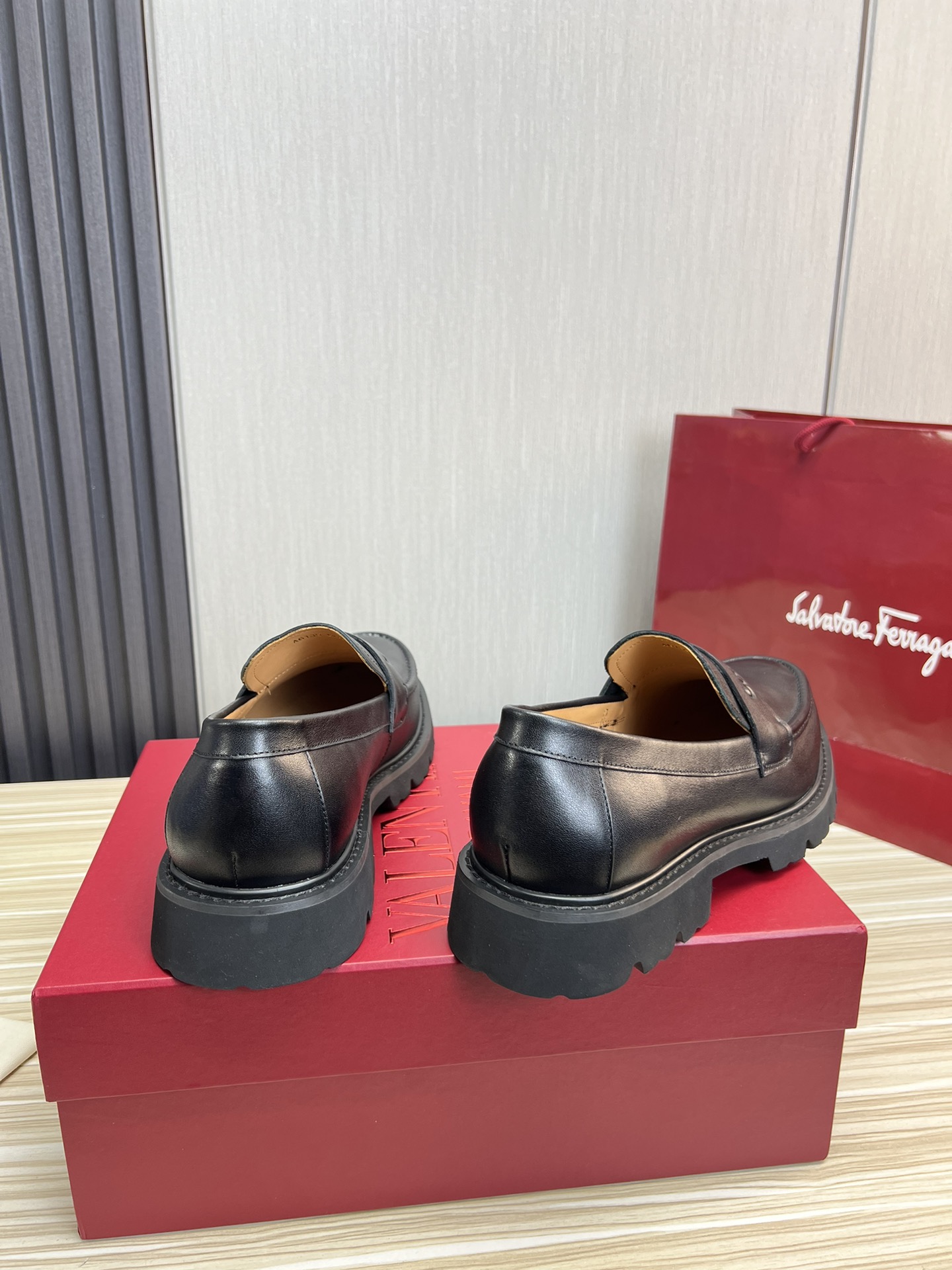 FerragamoSHOES