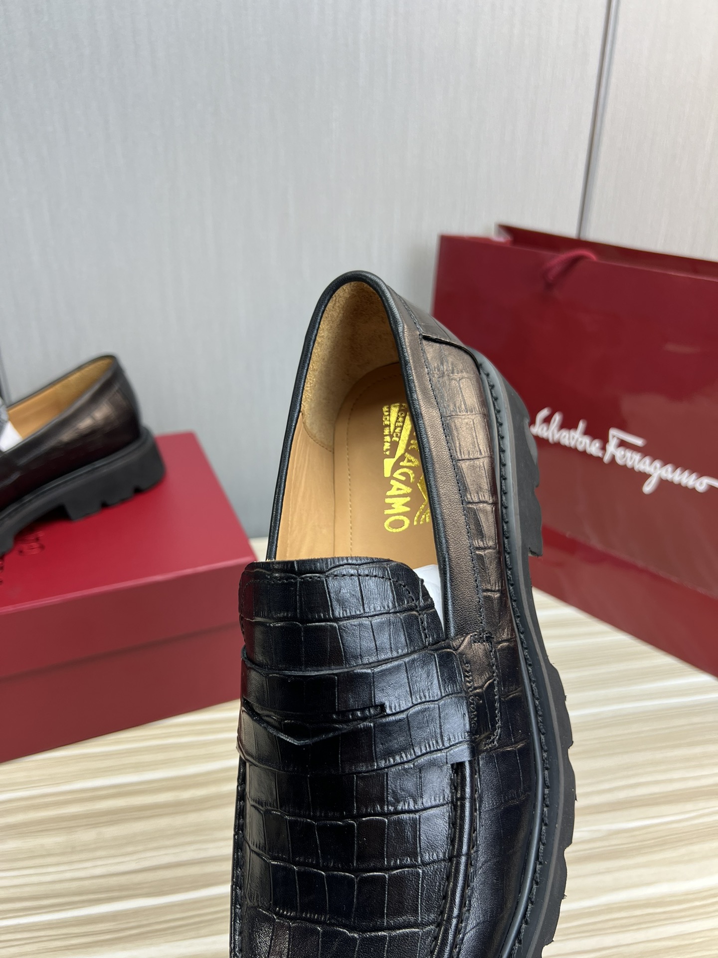 FerragamoSHOES