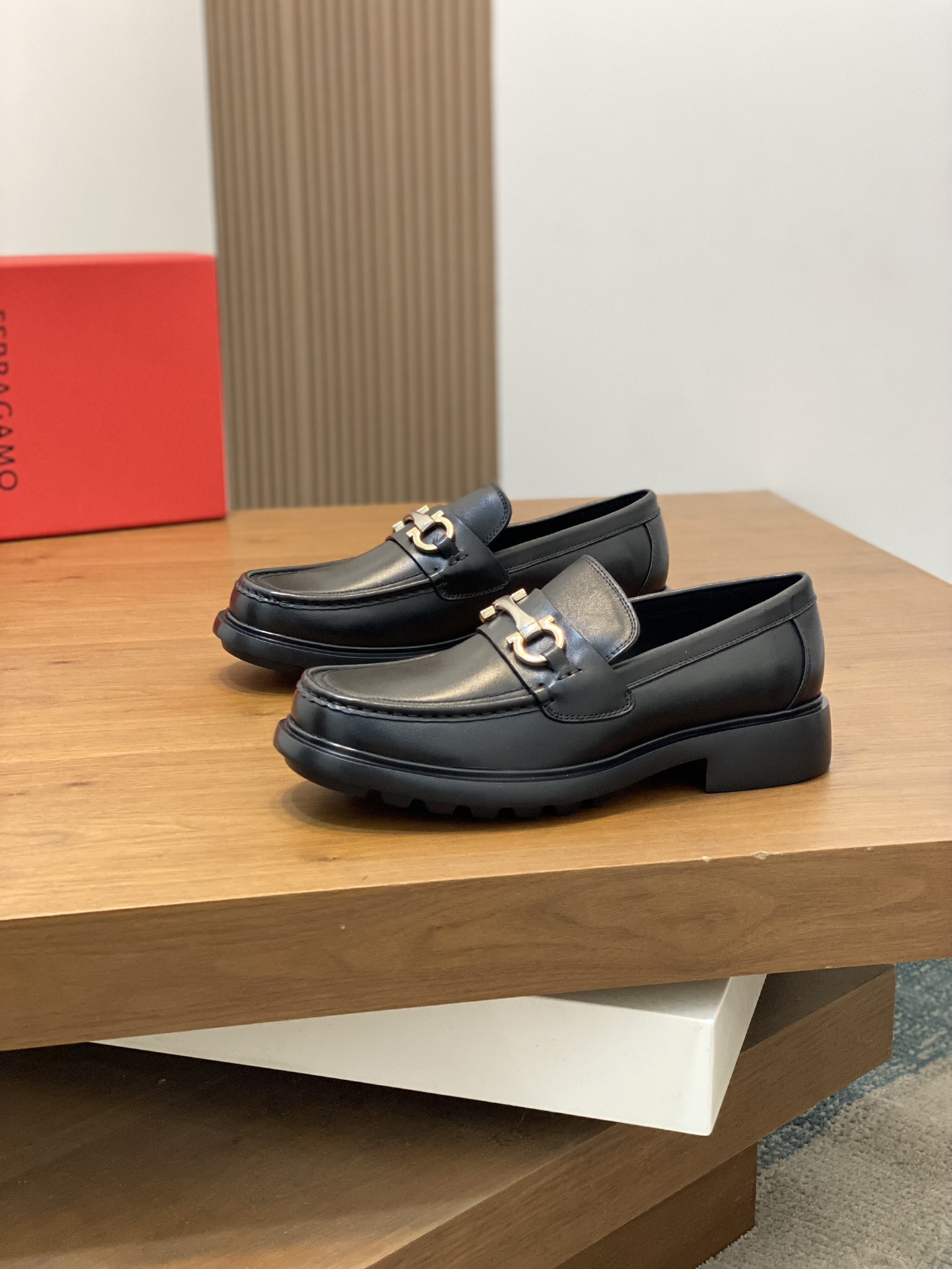 FerragamoSHOES