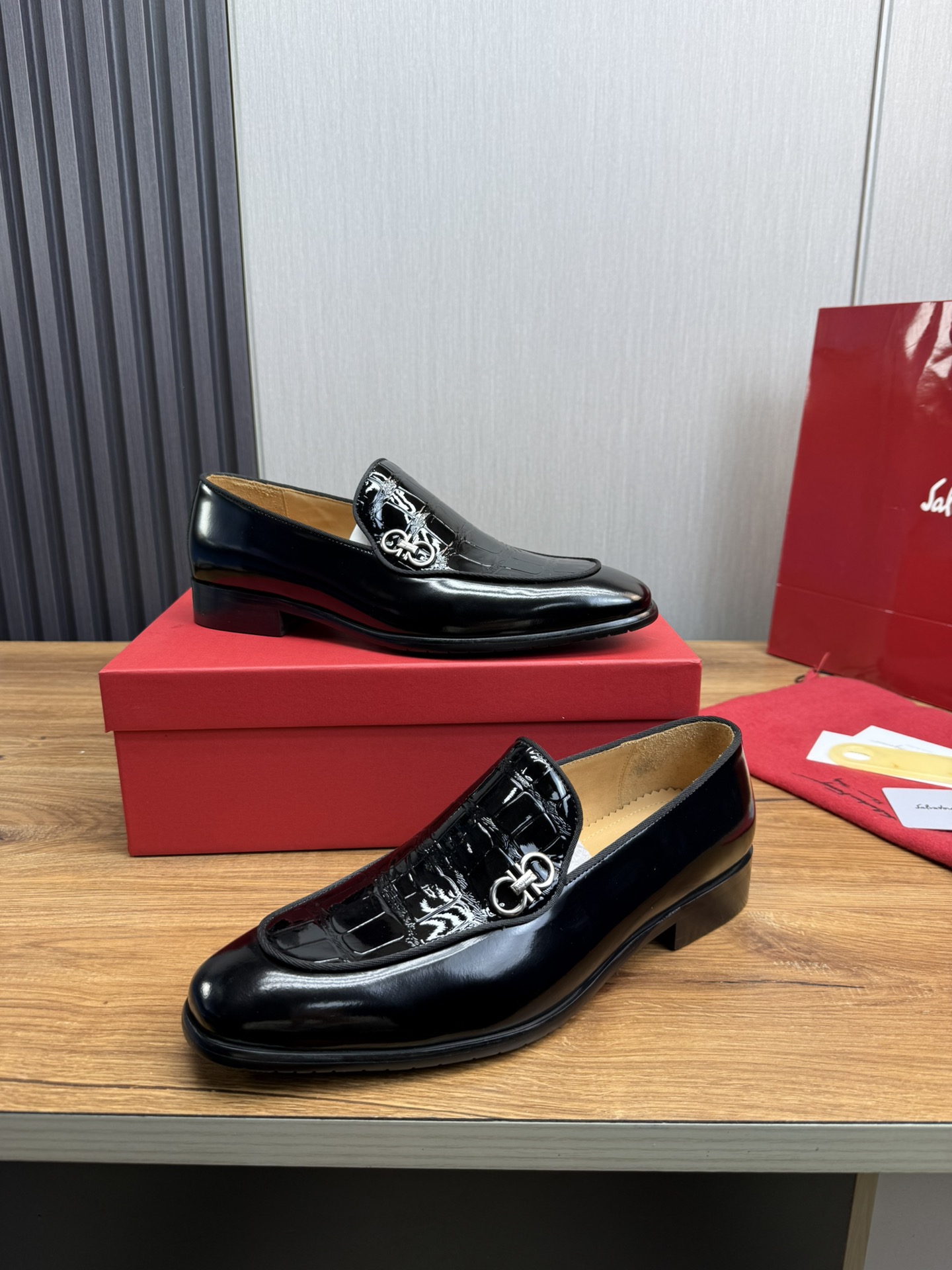 FerragamoSHOES