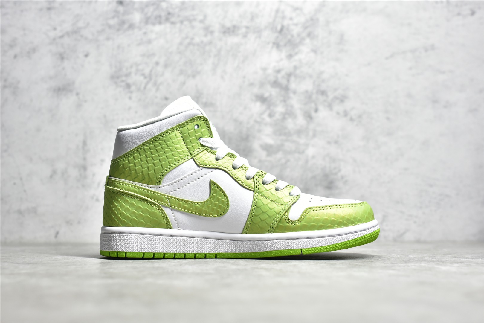 AirJordan1MidSHOES