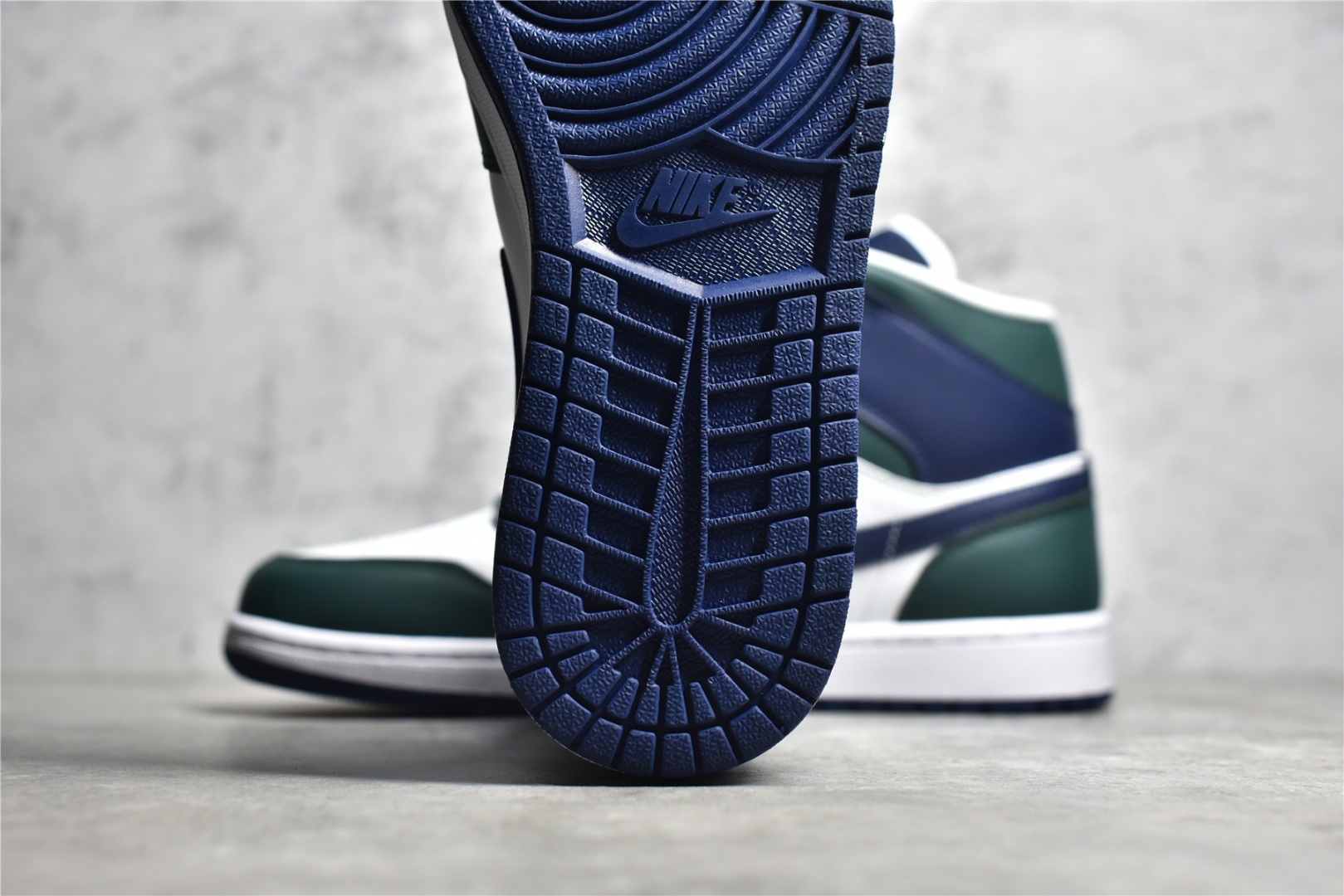 AirJordan1MidSHOES